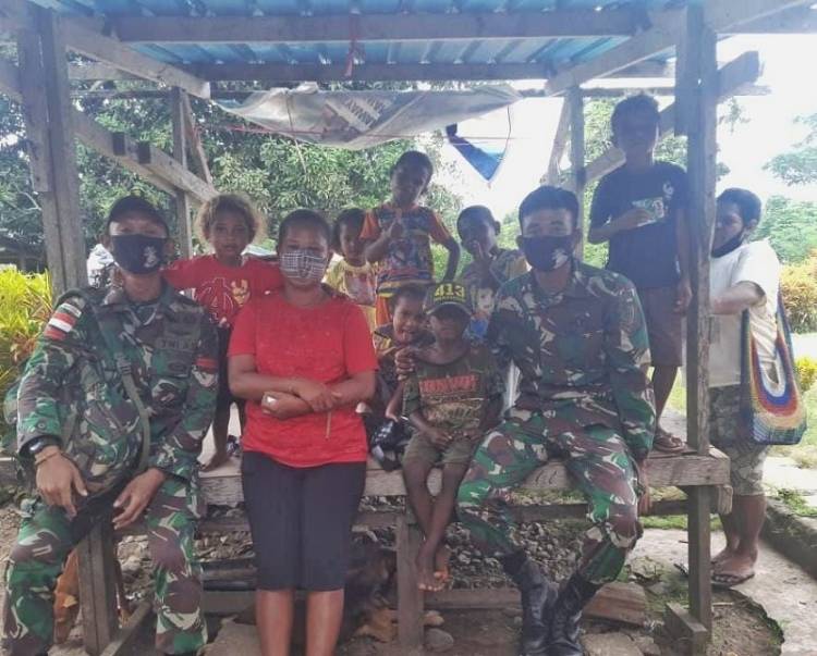 Hibur Anak Perbatasan RI-PNG, Satgas Yonif MR 413 Kostrad Berikan Gula-Gula