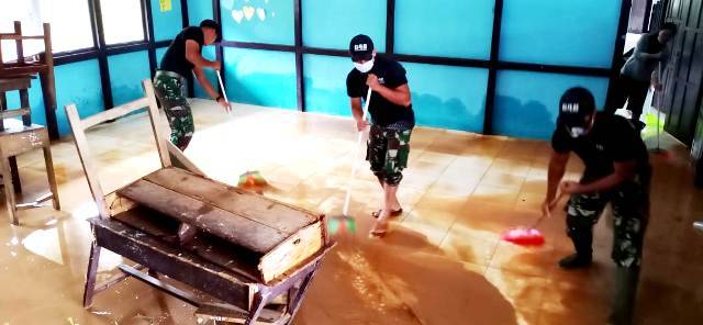 Pasca Banjir di Bengkayang Kalbar, Satgas Pamtas Yonif 642 Bersama Warga Bersihkan Sekolah