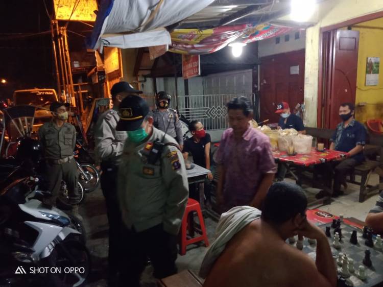 Langgar Jam Malam, Polisi Bubarkan Kerumunan warga di Jalan Denai Medan