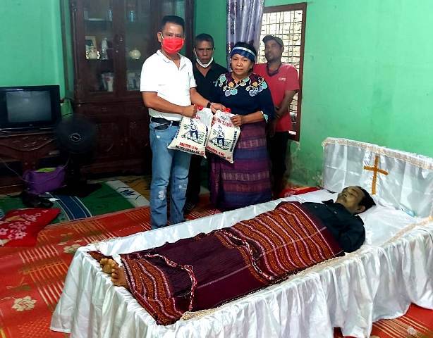 Ketua Pewarta Santuni dan Bagikan Sembako Kepada Keluarga Alm Lasron Hasudungan Situmorang