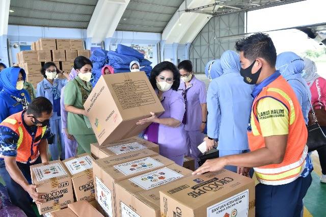Dari Lanud Halim Perdana Kusuma Jaktim, Ketua Umum Dharma Pertiwi Salurkan Bantuan untuk Korban Bencana Alam Kalsel dan Sulbar