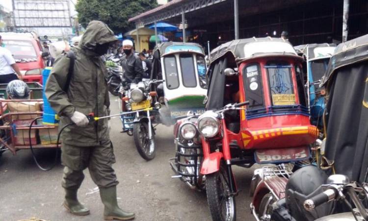 Cegah Covid-19, Personil Brimob Siantar Semprot Disinfektan di Fasilitas Umum