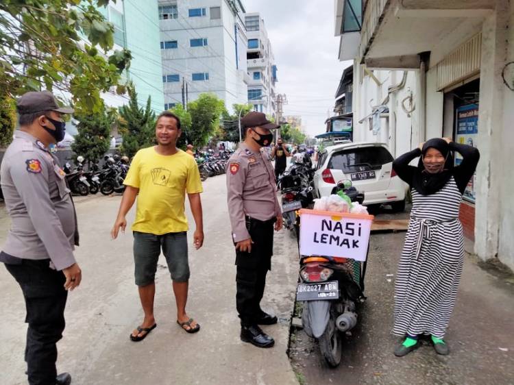 Polsek Medan Timur Kembali Bagi-bagi Masker, Warga Diminta Terus Taati Prokes