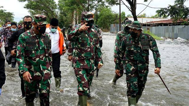 Banjir Kalsel, Panglima TNI Serahkan Bantuan Presiden Jokowi dan 34 Perahu Karet