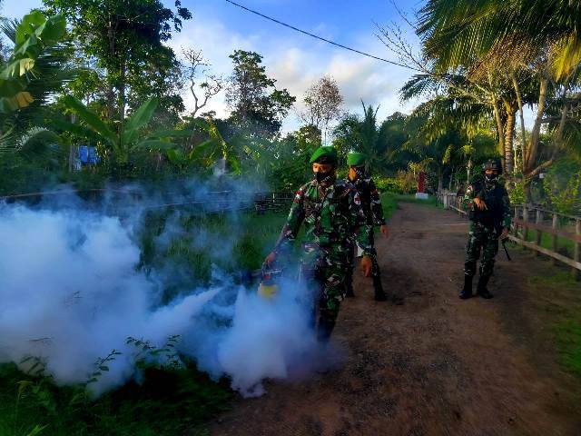 Cegah Malaria dan Demam Berdarah, Satgas Pamtas Yonif 125/SMB Lakukan Fogging di Kampung Kondo