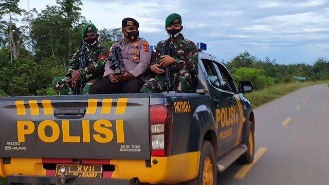 Amankan Malam Tahun Baru, Satgas Pamtas Yonif 125/Simbisa Patroli Bersama Polsek Bupul dan Koramil Elikobel