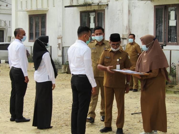Sekda Aceh Timur Serahkan 64 SK CPNS
