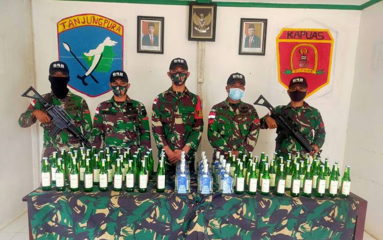 Satgas Pamtas RI-Malaysia Yonif 642 Gagalkan Penyelundupan Ratusan Botol Miras
