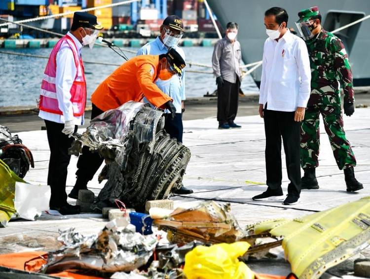 Presiden Jokowi Apresiasi Kerja Keras Tim SAR Gabungan Evakuasi Pesawat Sriwijaya Air SJ 182