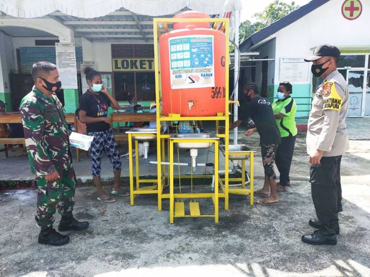 Babinsa Monitoring Kapatuhan Warga Terhadap Prokes Covid-19