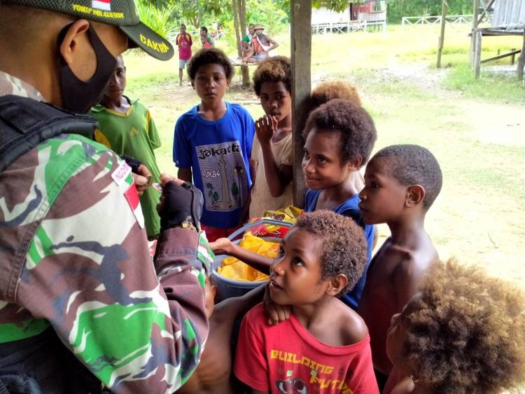 Satgas Yonif MR 413 Kostrad Gencarkan Pengobatan Keliling di Kampung Perbatasan RI-PNG