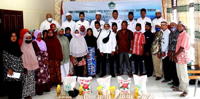 Distribusikan Sembako, UPZ Kemenag Tapteng Harapkan Masyarakat Terapkan Protokol Kesehatan