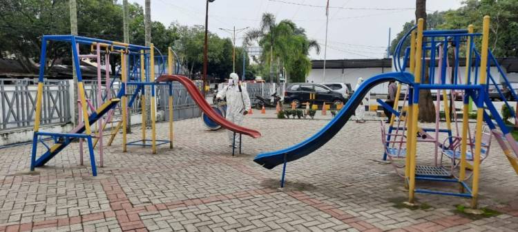 Brimob Polda Sumut Semprot Disinfektan ke Fasilitas Umum di Kota Binjai