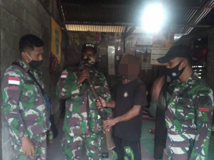Satgas Yonif 642/Kapuas Terima Tiga Pucuk Senjata Api dari Warga Perbatasan