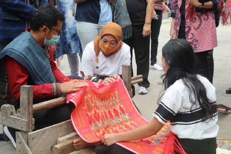 Menaker Ida Fauziyah Tinjau Pelatihan Peningkatan Kompetensi Perajin Ulos di Kabupaten Samosir