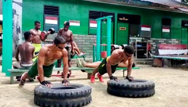Manfaatkan Barang Bekas, Prajurit Satgas Yonif MR 413 Bremoro Olahraga Bersama Pemuda Papua