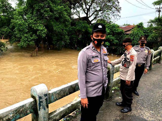 Polsek Medan Helvetia Tinjau Debit Air Sungai, Antisipasi Banjir