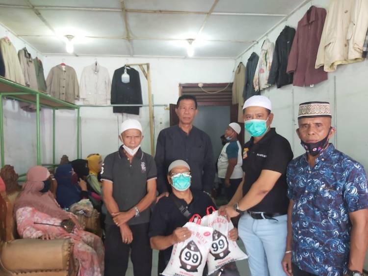 Melayat ke Rumah Duka, Ketua Pewarta Berikan Santunan untuk Keluarga Almarhum Herman Koto
