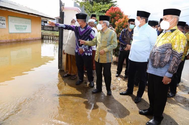 Sekjen Kemenag Serahkan Bantuan ASN kepada Masyarakat Terdampak Banjir di Kalsel