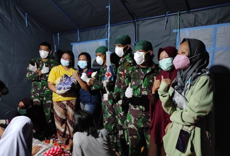 Satgas Kesehatan TNI Bantu Proses Persalinan Warga Korban Bencana di Tenda Posko Gempa Sulbar