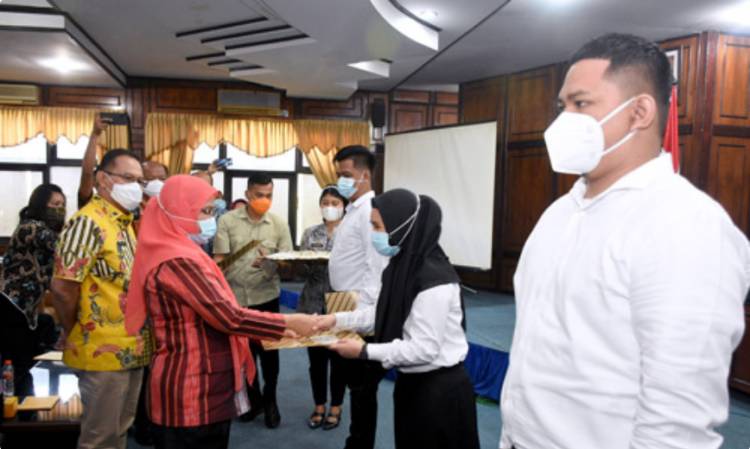 Sekdaprovsu Sabrina Serahkan SK Pengangkatan kepada 289 CPNS Pemprov Sumut