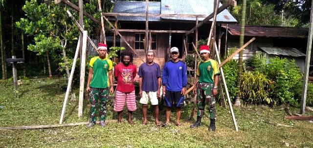 Satgas Yonif MR 413 Kostrad Bantu Warga Kampung Mosso Bangun Pendopo