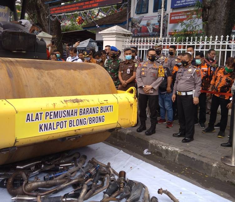 Ribuan Knalpot Blong Tangkapan Satlantas Polrestabes Medan Dimusnahkan dengan Alat Berat