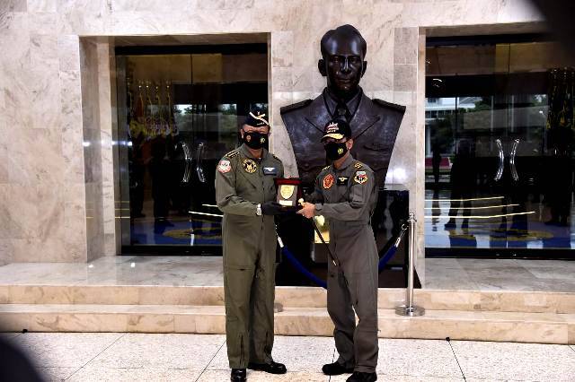 Panglima TNI Hadiri Penyematan Wing Kehormatan Penerbang TNI AU kepada Kapolri Idham Aziz