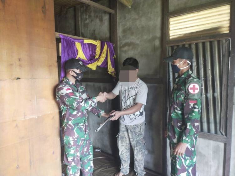 Satgas Yonif 642 kembali Terima Dua Pucuk Senjata dari Warga Perbatasan