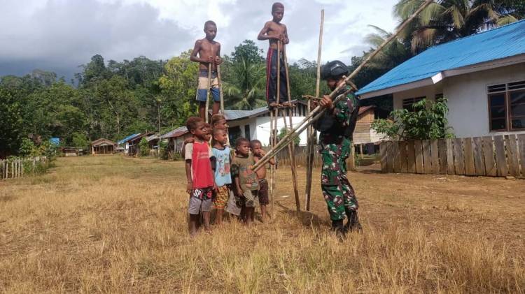 Satgas Pamtas Perkenalkan Permainan Tradisional Kepada Anak-Anak Perbatasan
