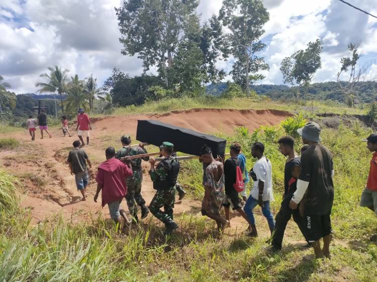 Meringankan Beban Warga, Satgas Pamtas Yonif 126/KC Bantu Proses Pemakaman
