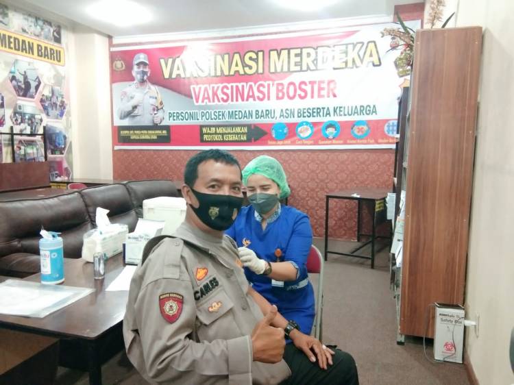 Polsek Medan Baru Bersama Bhayangkari Vaksinasi Booster Covid-19 Kepada Personel