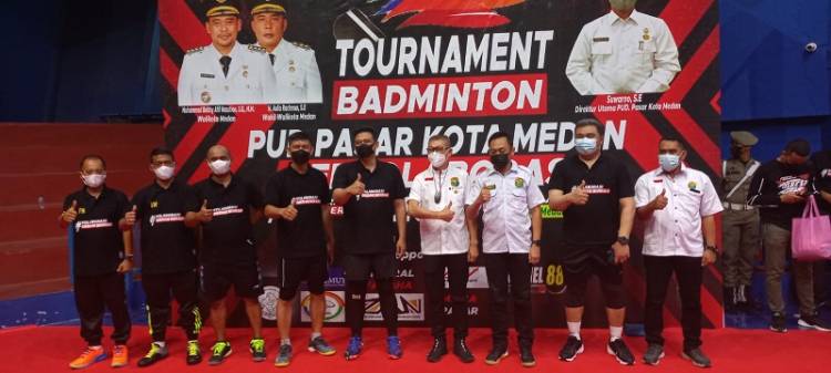 Wali Kota Medan Buka Turnamen Badminton PUD Pasar Medan Berkolaborasi