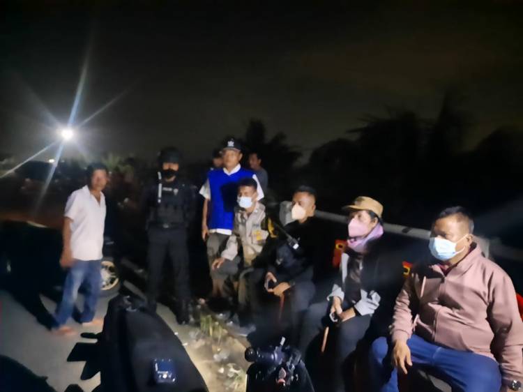Polsek Percut Bersama BKO Brimob Sumut Sekat Batas Wilayah Desa