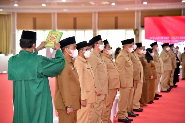 Edy Rahmayadi Lantik 20 Pejabat Administrator dan Pengawas, Gubernur: Amanah Dipertanggungjawabkan Dunia-Akhirat