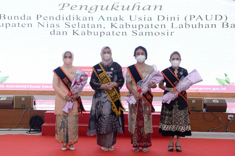 Nawal Lubis Kukuhkan Tiga Bunda PAUD dari Kabupaten Labuhanbatu, Nisel, dan Samosir