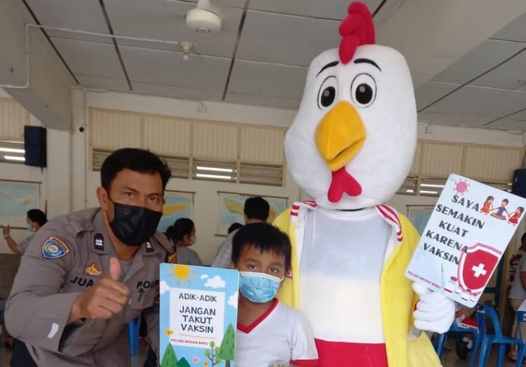 Hibur Anak Saat Divaksin, Polsek Medan Baru Datangkan Badut ke SD Antonius Medan