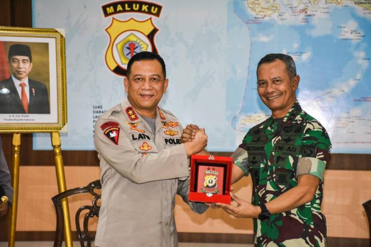 Pangdam Kunjungi Mapolda Maluku, Eratkan Silaturahmi Dua Instansi
