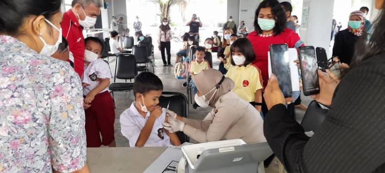 Polsek Medan Baru Kembali Vaksinasi Anak Umur 6-11 Tahun di SD Swasta Cita Luhur