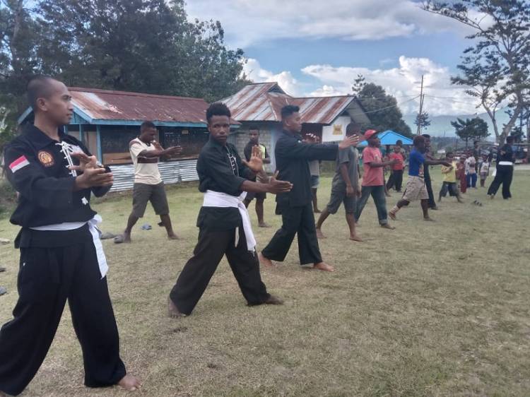 Lestarikan Budaya Pencak Silat, Satgas Kodim Yalimo Yonif RK 751/VJS Latihan Dasar Bersama Pemuda Distrik Walesi Papua