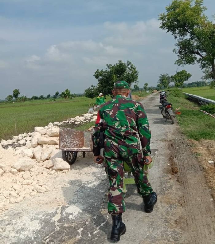 Bareng Warga, Babinsa Koramil Tikung Buat Plengsengan