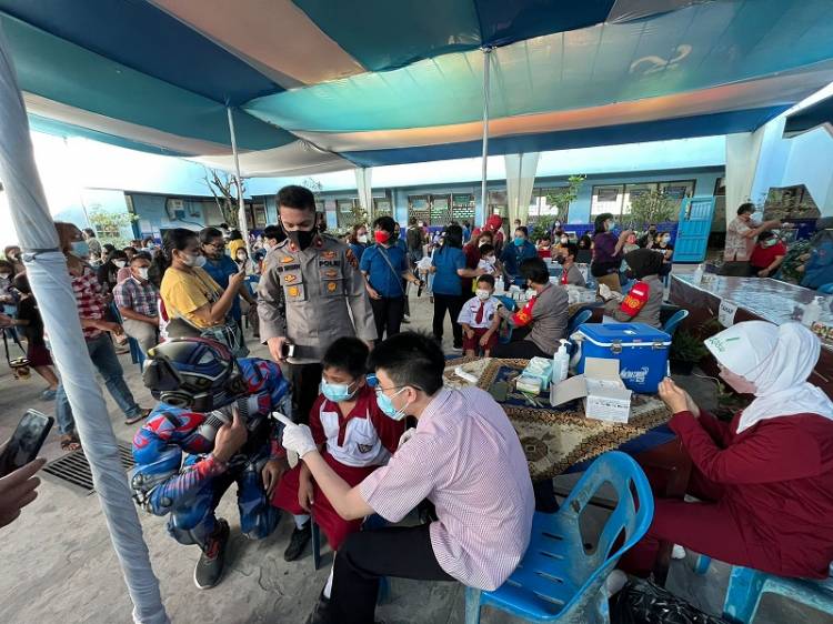 Kapolsek Medan Helvetia Tinjau Vaksinasi kepada Anak Usia 6-11 Tahun di Setiap Sekolah di Wilayah Hukumnya