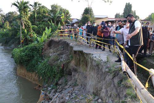Wali Kota Medan Tinjau Jalanan Pinggir Sungai Denai Amblas Tergerus Luapan Air