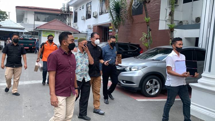 Polrestabes Serahkan Tersangka Korupsi Pengadaan HT ke Kejari Medan
