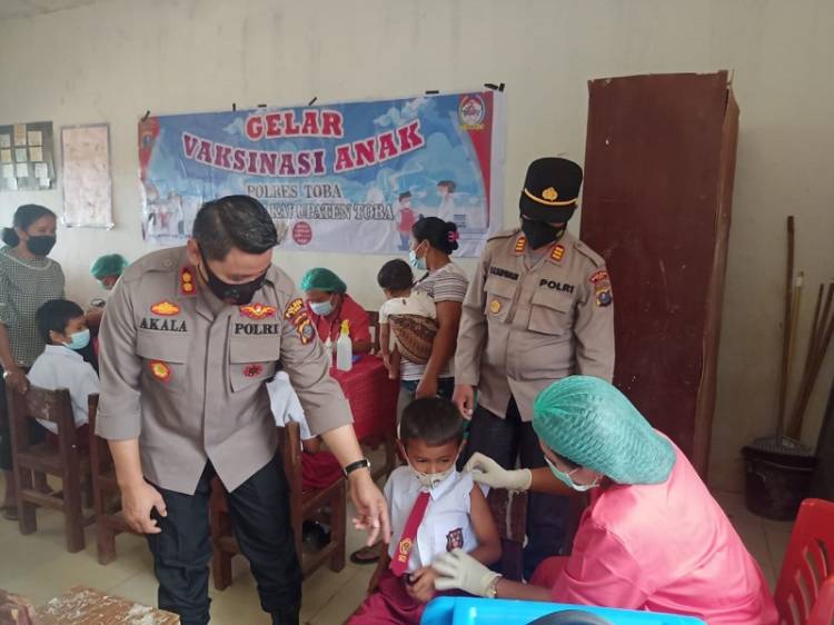 Kapolres Toba Tinjau Vaksinasi Anak Usia 6-11 Tahun di SD Negeri 173584 Panjaitan Sigumpar