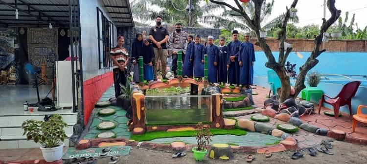 Pantau Vaksinasi di Kecamatan Hamparan Perak, Wakapolres Belawan Dampingi Brigadir Asrul