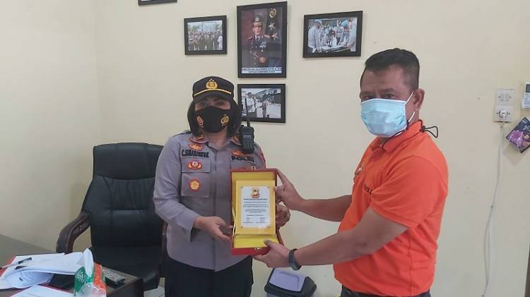 Capaian Vaksinasi Lebihi Target, Ketua Pewarta Beri Penghargaan kepada Kapolsek Medan Tuntungan