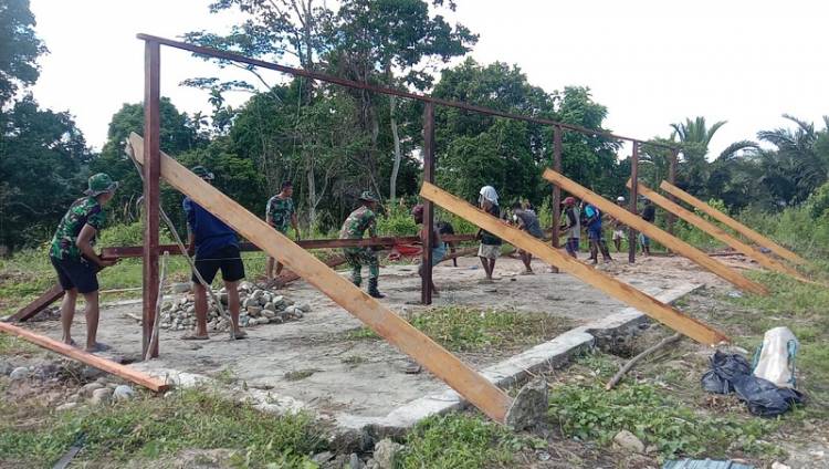 Satgas Yonif 126/KC Bersama Warga Bangun Pasar Tradisional di Kampung Embi