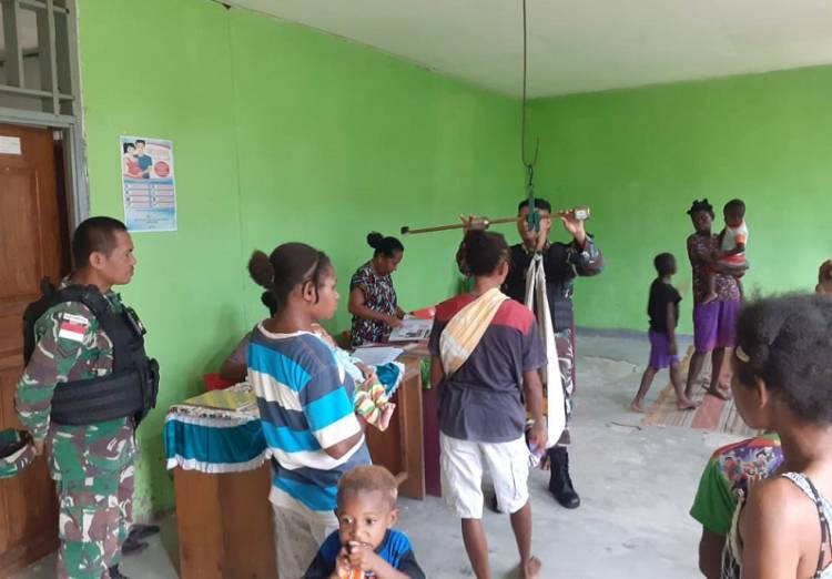 Satgas Yonif 126/KC Gandeng Puskesmas Model Laksanakan Posyandu di Kampung Banda