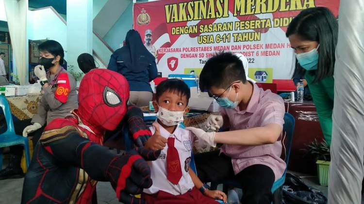 Targetkan 580 Siswa, Polsek Helvetia Hadirkan Spiderman dan Robot Transformers di SD Methodist 6